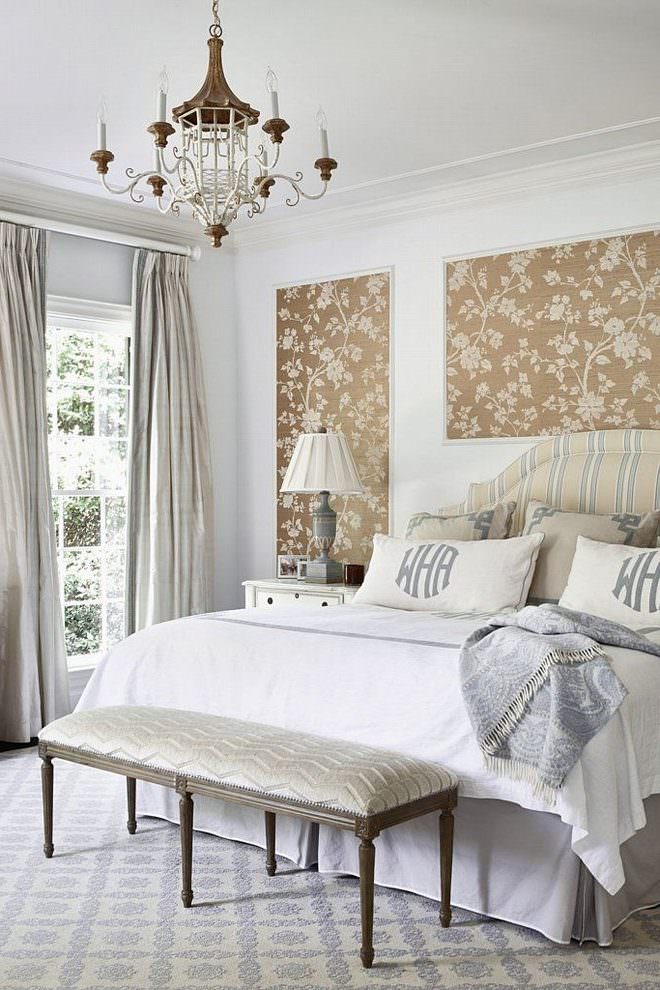 اتاق خوابی با دیوارها و تخت سفید رنگ که سطح داخلی بخش قاب بندی شده دیوار پشتی تخت آن، کاغذ دیواری شده است